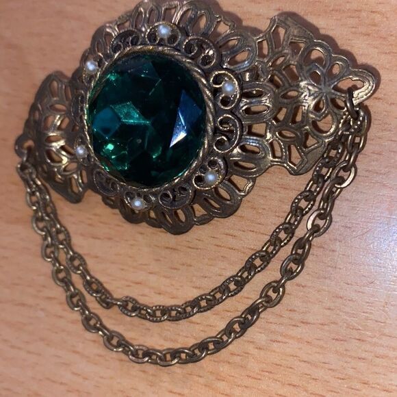 Large Vintage Brooch with Green Stone and Pearls - Picture 7 of 8